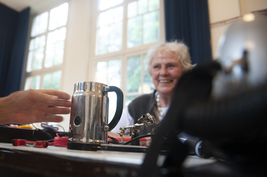 reparatieplezier van klant met melkschuimer die het weer doet bij Repair Café Jeltje