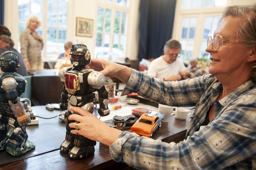 reparatieplezier van gastvrouw Frances Kleipool met een robot van haar kinderen bij Repair Café Jeltje