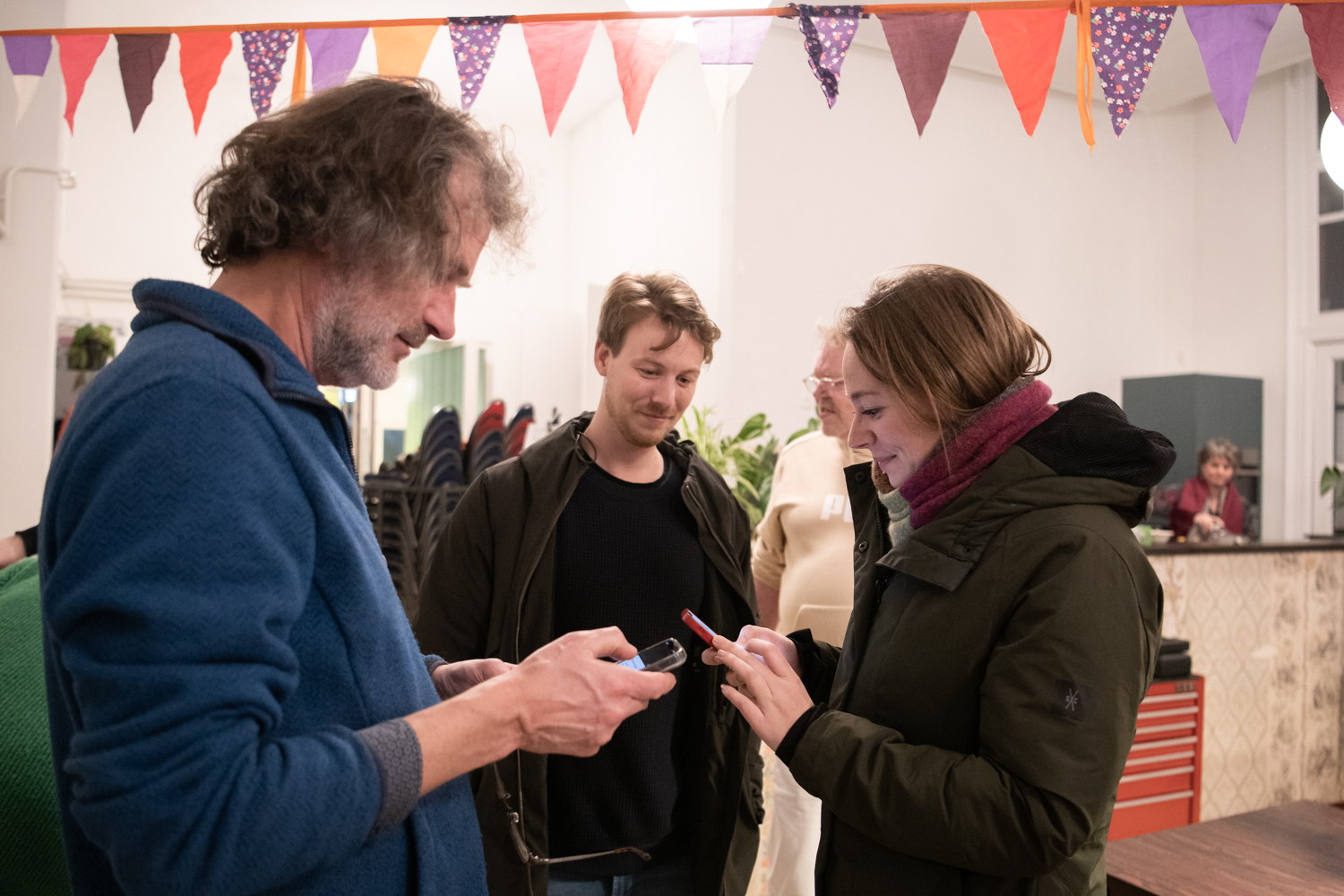 repaircafejeltje-amsterdam-west-foto-lucy-lambriex-ziebinnenzijde-1630 Bezoeker van Repair Café Jeltje betaalt haar bijdrage met een Tikkie