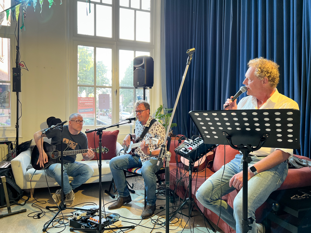 Muziek van de Back Alley Preachers tijdens het feest ter ere van vijf jaar Repair Café Jeltje in Amsterdam Oud-West