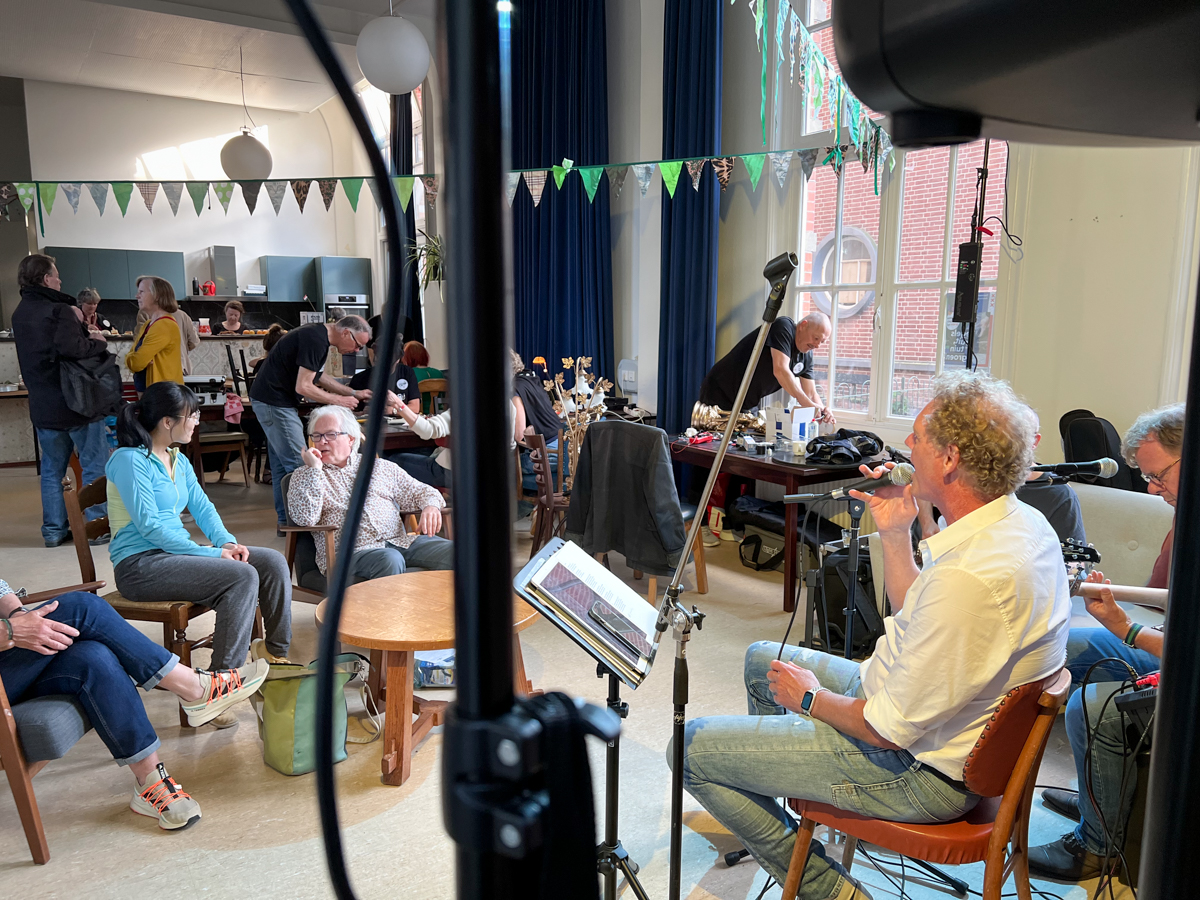 Muziek van de Back Alley Preachers tijdens het feest ter ere van vijf jaar Repair Café Jeltje in Amsterdam Oud-West