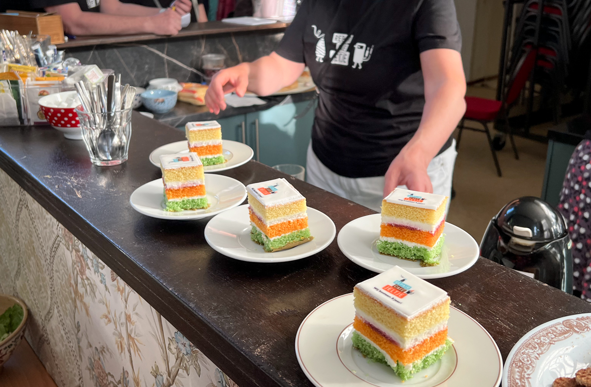 Feestelijke taartjes voor het vijfjarig bestaan van Repair Café Jeltje Amsterdam Oud West