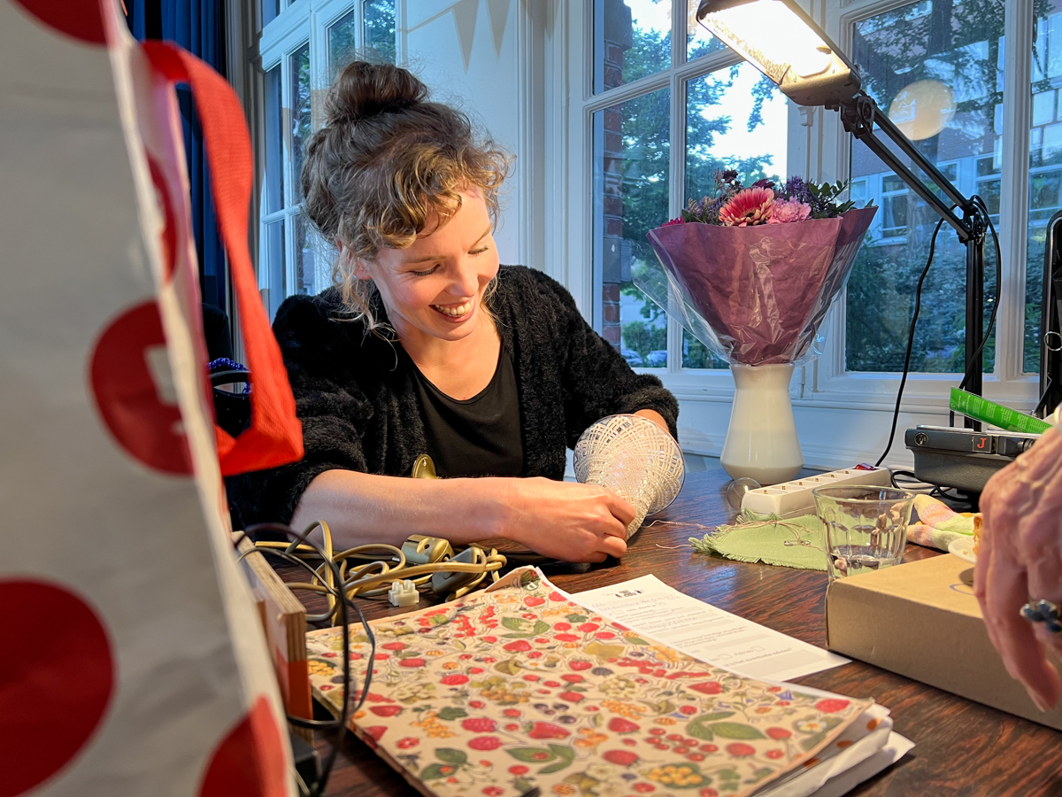 Reparatie tijdens het feest ter ere van vijf jaar Repair Café Jeltje in Amsterdam Oud-West