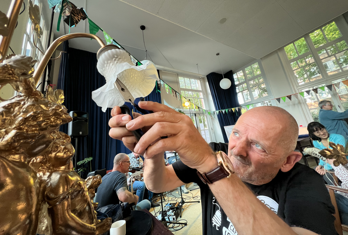 Reparatie tijdens het feest ter ere van vijf jaar Repair Café Jeltje in Amsterdam Oud-West