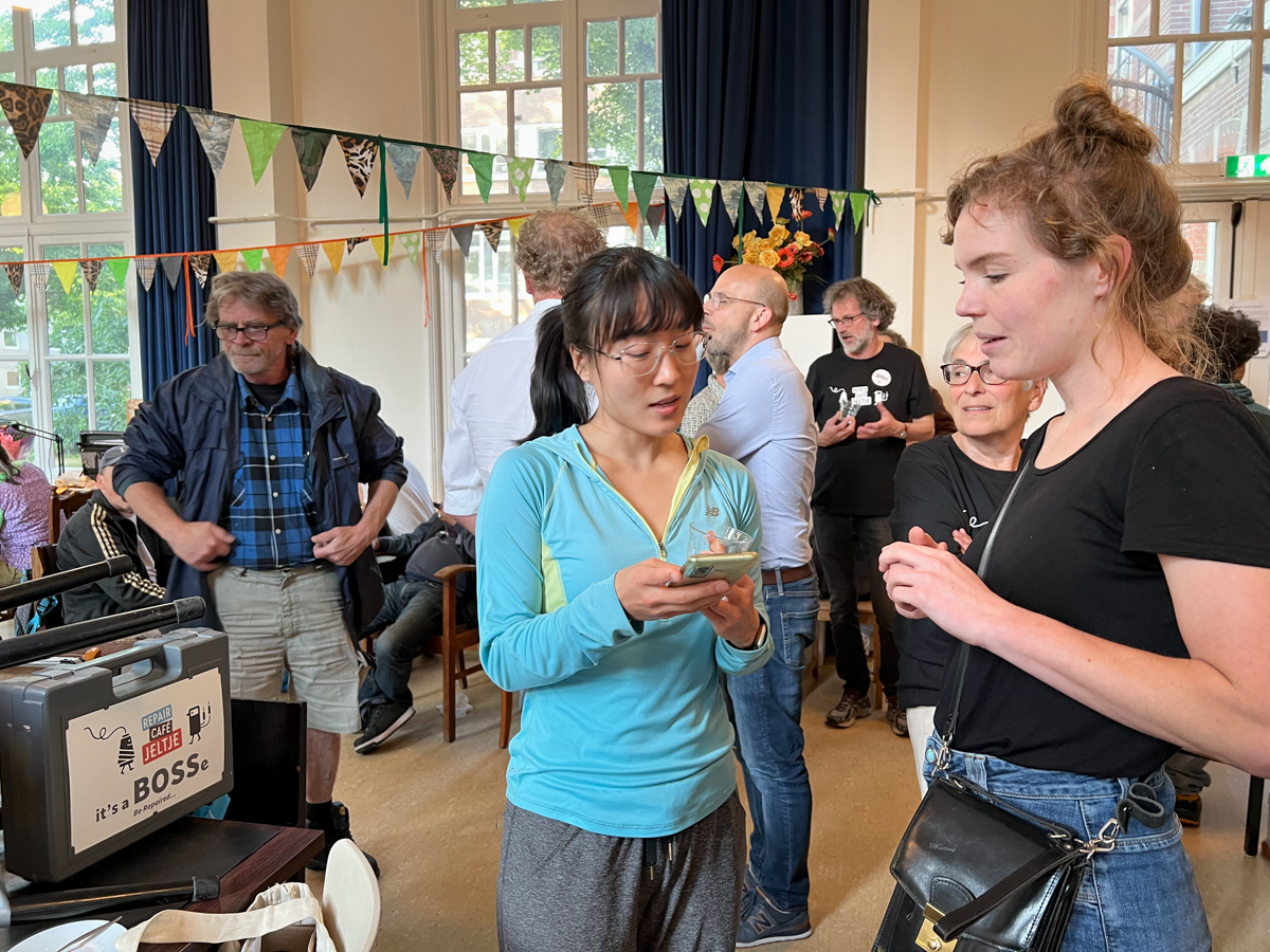 Netwerken tijden een Repair Café-avond? Waarom niet. Kom ook naar Repair Café Jeltje