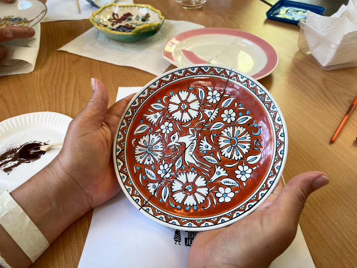 New-Kintsugi reparatie tijdens het feest ter ere van vijf jaar Repair Café Jeltje in Amsterdam Oud-West
