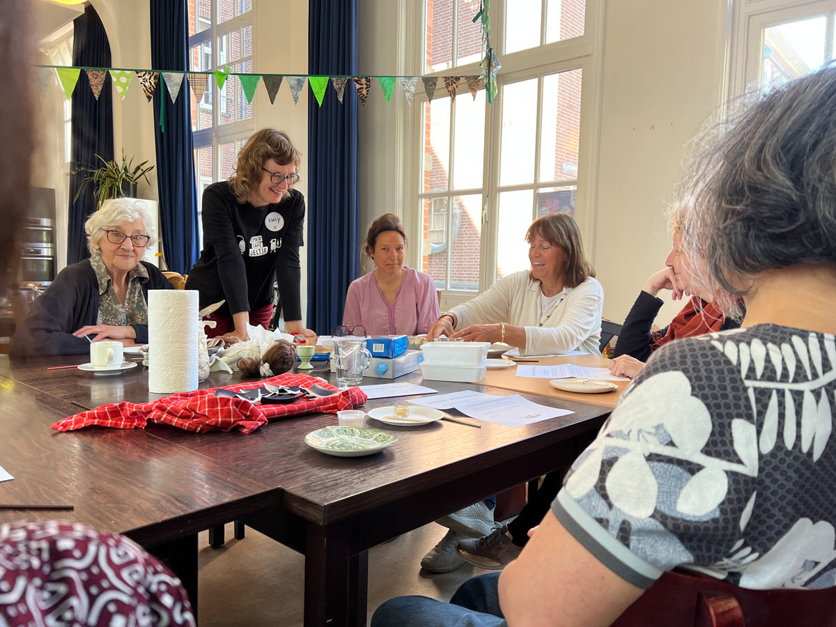 New Kintsugi workshop tijdens het feest ter ere van vijf jaar Repair Café Jeltje in Amsterdam Oud-West