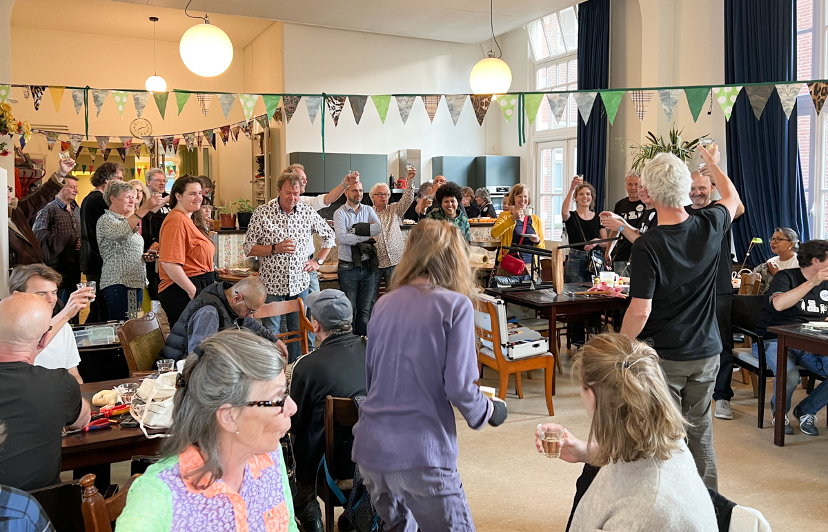 Robert brengt een toost uit tijdens ons jubileum: Repair Café Jeltje vijf jaar.