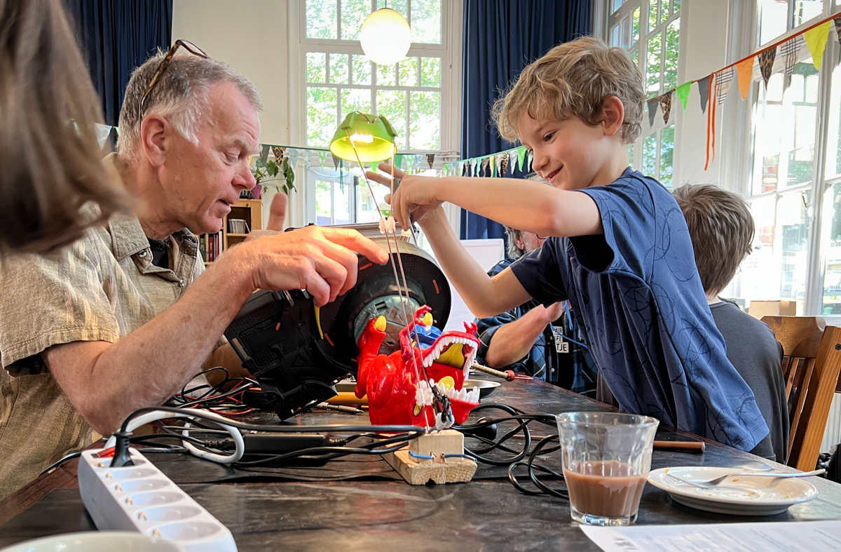 Speelgoedreparatie tijdens het feest ter ere van vijf jaar Repair Café Jeltje in Amsterdam Oud-West