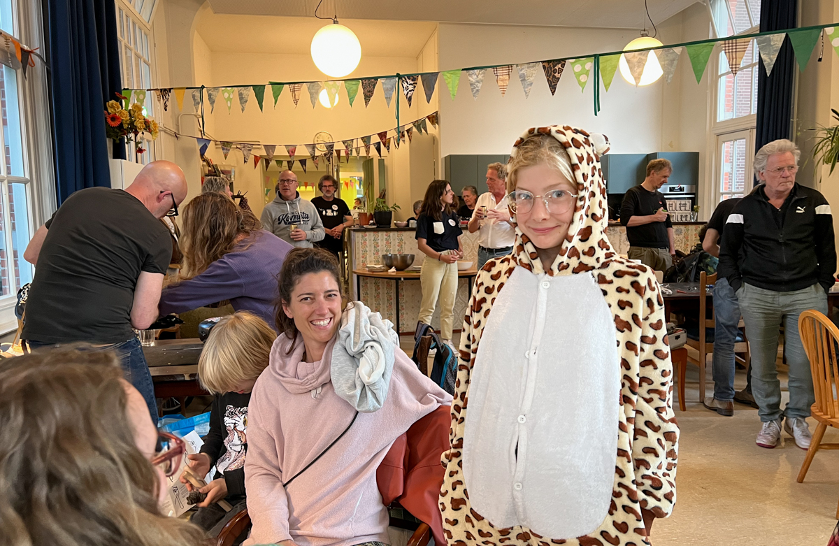 Gerepareerde lievelingsonesie op het feest ter ere van vijf jaar Repair Café Jeltje in Amsterdam Oud-West