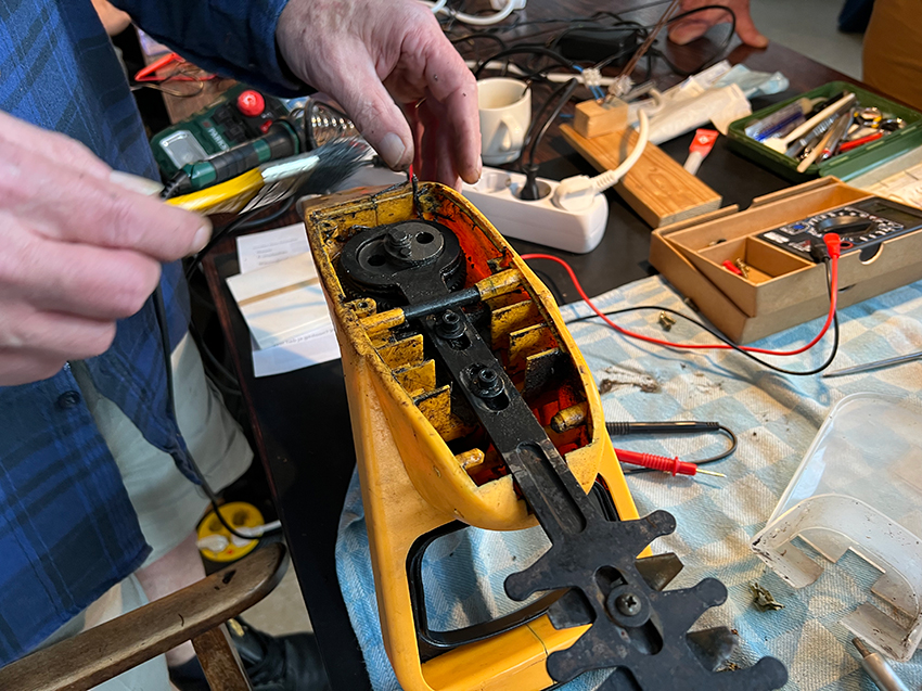 Reparatie heggenschaar door Repair Café Jeltje