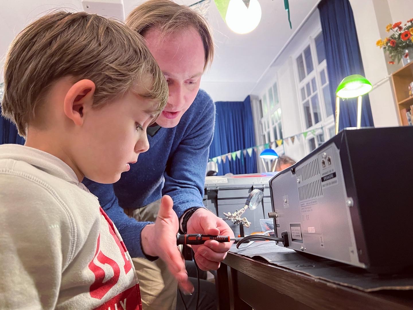 Jongen leert repareren bij Repair Café Jeltje