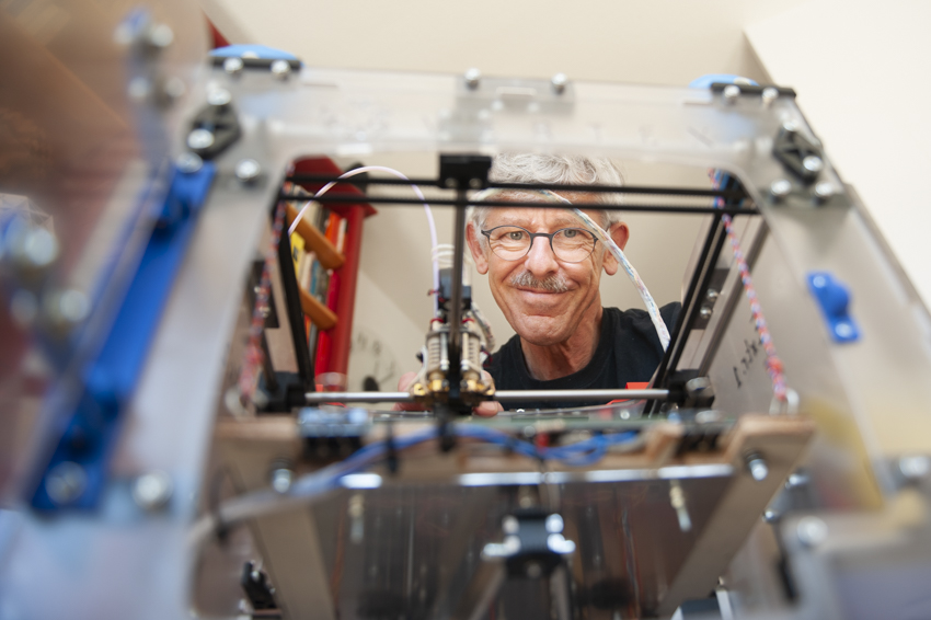 reparateur Robert en zijn zelfbouw-3D-printer